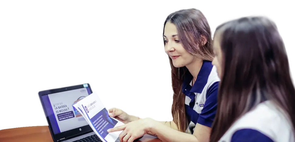 Duas Mulheres com a camisa da Moura analizam dados