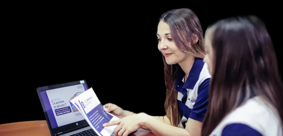 Duas Mulheres com a camisa da Moura analizam dados